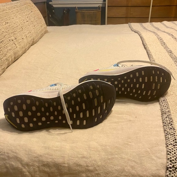 Nike Infinity Running Shoes - Picture 2 of 4